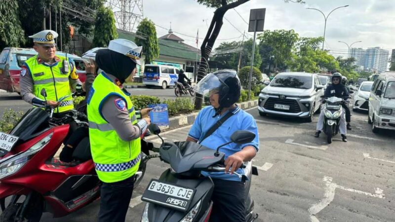 Foto: Anggota Satlantas Polres Metro Tangerang Kota Saat Bagikan Flayer di Jalan Veteran.