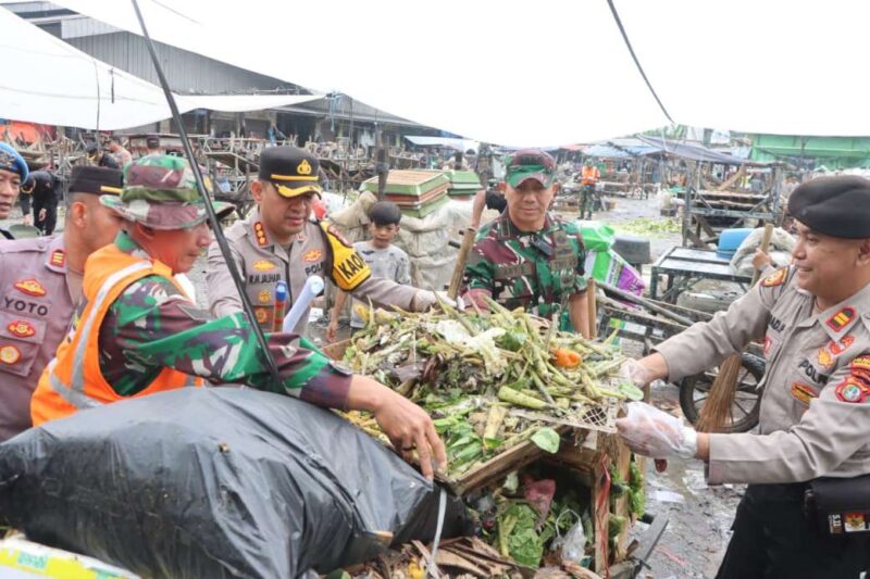 Foto: Polres Metro Tangerang Kota Bersama TNI dan Pemkot Saat Melaksanakan Korvey di Pasar Babakan, Kota Tangerang. 