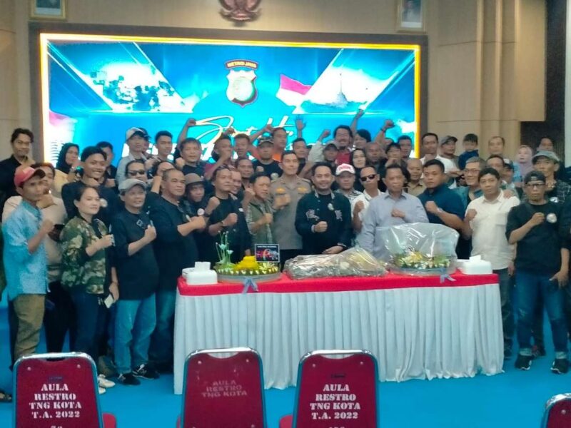 Foto: Waka Polres Metro Tangerang Kota, AKBP Eko Bagus Riyadi Berfoto Bersama Puluhan Wartawan Usai Acara Perayaan Hari Pers Nasional ke-80 Tahun 2026.