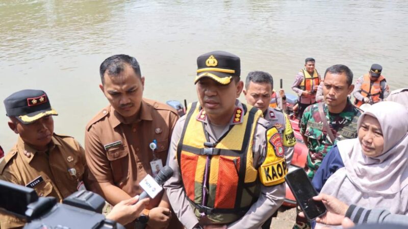 Foto: Kapolres Metro Tangerang Kota, Kombespol Raden Muhammad Jauhari Memberikan Keterangan Pers Saat Cek Bantaran Kali Cisadane Usai Terpapar Kimia Pestisida. 