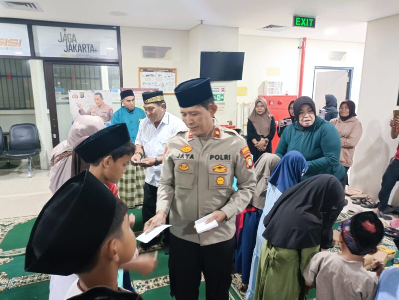 Foto: Kasat Tahti, Kompol Nurjaya saat Menyerahkan Santunan ke Anak Yatim. 