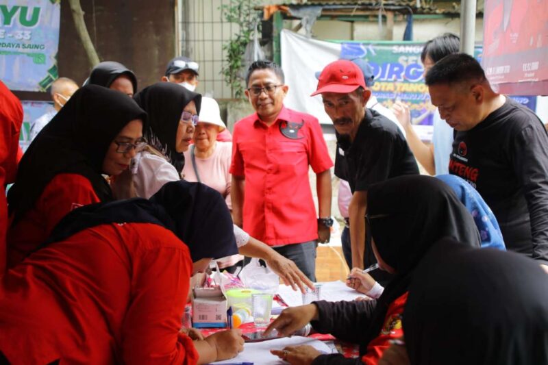 Foto: Ketua DPC PDI Perjuangan Kota Tangerang, Gatot Wibowo Saat Mengecek Langsung Bus Kesehatan Keliling Yang Melayani Pengecekan Pengobatan Gratis Bagi Warga Tangerang. 