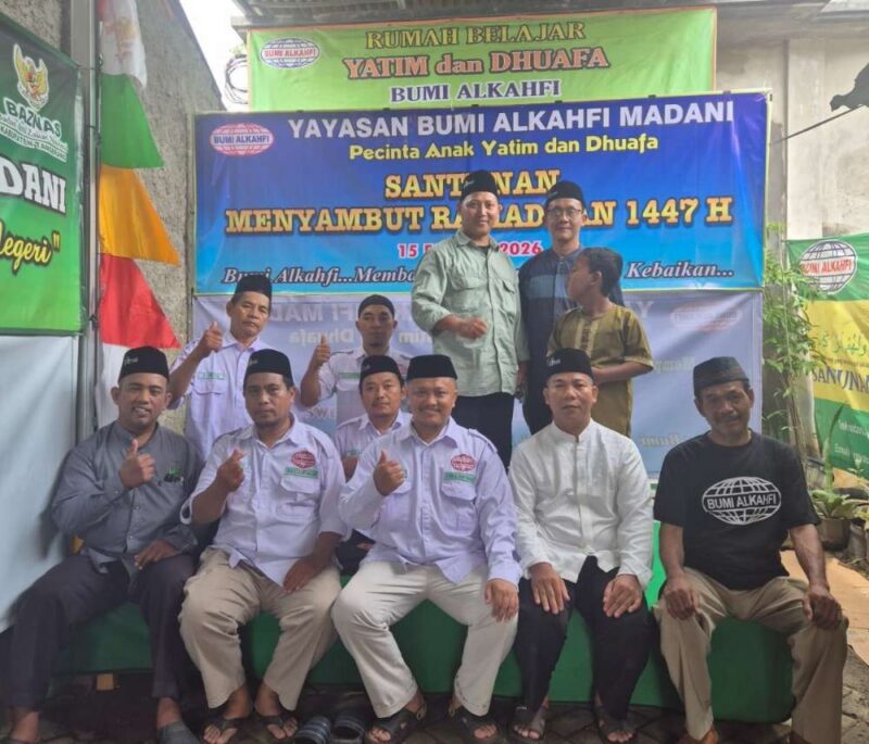 Foto: Usai Acara Santunan, Ketua Yayasan Alkahfi Madani Beserta Para Pengurus Berfoto Bersama. 