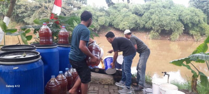Foto: Banksasuci Foundation saat larutkan 20 ton ECO Enzym ke Sungai Cisadane di Perbatasan Tangsel. 