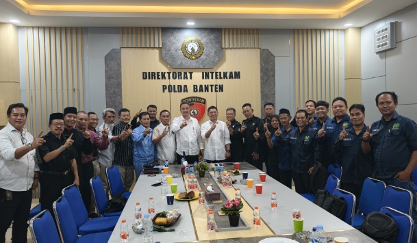 Foto: Usai Bersilaturahmi, LKBH PSHT Provinsi Banten dan Seluruh Pengurus Cabang se-Probinsi Banten Berfoto Bersama Dengan Jajaran Direktorat Intelkam Polda Banten. 