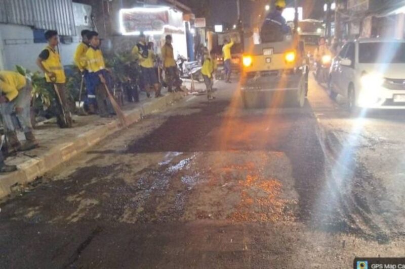 Foto: Pasukan Dinas PU Saat Melakukan Perbaikan Jalan di Jalan Kian Santang, Periuk.
