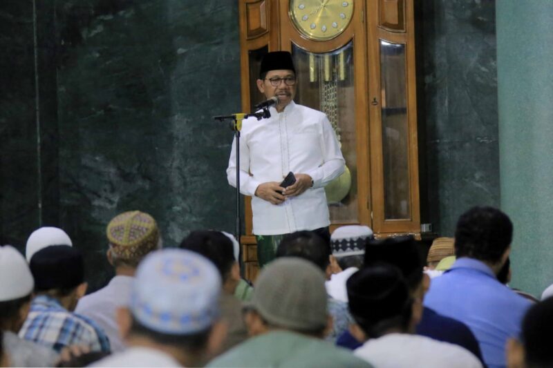 Foto: Wali Kota Tangerang, H. Sachrudin Saat Menyampaikan Kultum di Masjid Al A'Zhom Kota Tangerang.