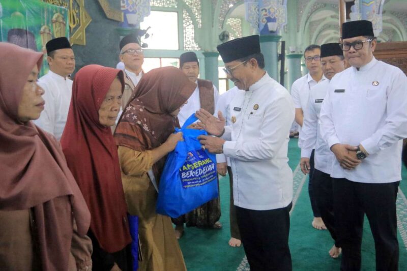 Foto: Wali Kota Tangerang, H. Sachrudin bersama Wakil Wali Kota , H. Maryono Hasan Saat Menyerahkan 3.300 Paket Sembako kepada Warga 