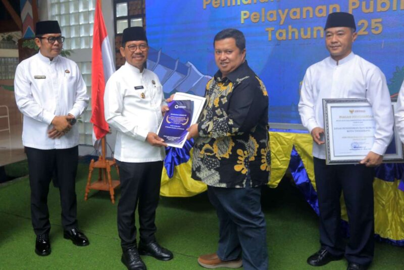 Foto: Wali Kota Tangerang, H. Sachrudin bersama Wakil Walikota Saat Menerima Apresiasi dari Ombudsman RI Provinsi Banten.