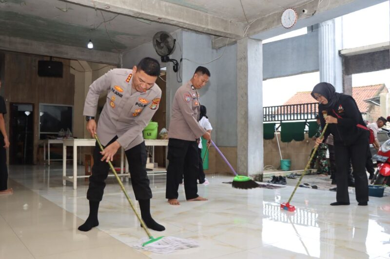 Foto: Kapolres Metro Tangerang Kota, Kombes Pol Raden Muhammad Jauhari Saat Pimpin Langsung Kegiatan Bhayangkara Jakarta ASRI di Masjid Nurul Haq.