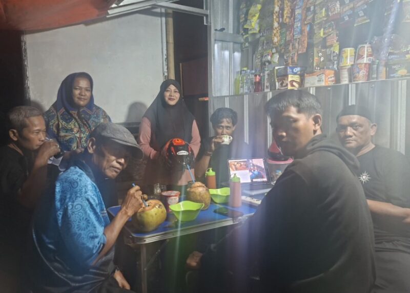 Foto: Suasana Warkop Yuliana Saat Sahur di Bulan Ramadhan 1447 H.