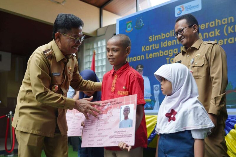 Foto: Wali Kota Tangerang, H. Sachrudin Saat Menyerahkan Kartu Identitas Anak (KIA).