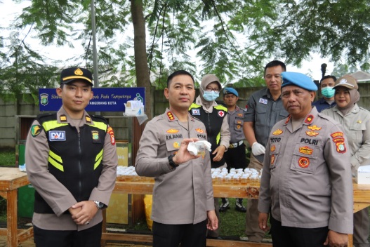 Foto: Kapolres Metro Tangerang Kota, Kombes Pol DR. Raden Muhammad Jauhari Saat Pimpin Pelaksanaan Tes Urin. 