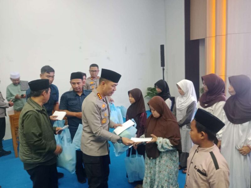 Foto: Kapolres Metro Tangerang Kota, Kombes Pol Dr Muhammad Jauhari Saat Menyerahkan Santunan Kepada Anak Yatim.