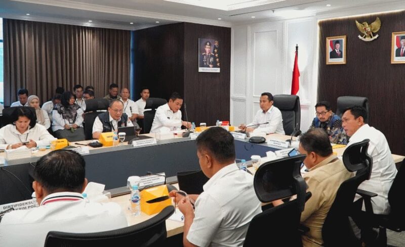 Foto: Ketua Pelaksana Satgas sekaligus Deputi Bidang Ketersediaan dan Stabilisasi Pangan Badan Pangan Nasional (Bapanas), I Gusti Ketut Astawa Saat Menggelar Rapat. 