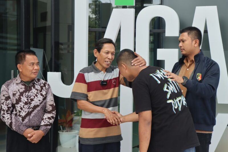Foto: Pelempar Petasan ke Dalam Angkot Saat Berdamai Dengan Pengemudi di Inisiasi Polres Metro Tangerang Kota.