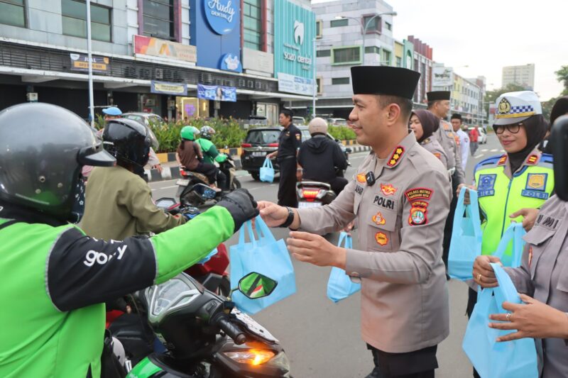 Foto: Kapolres Metro Tangerang Kota, Kombes Pol. Dr. Raden Muhammad Jauhari Saat Pimpin Pembagian Takjil Bersama Ojol dan Pokmas.