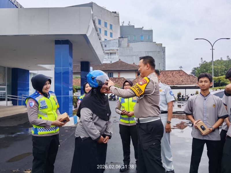 Foto: Kasatlantas Polres Metro Tangerang Kota, AKBP Nopta Histaris Suzan Saat Menyerahkan Helm Secara Simbolis kepada Anak Sekolah SMA Usai Diberikan Edukasi Tertib Berlalu Lintas. 