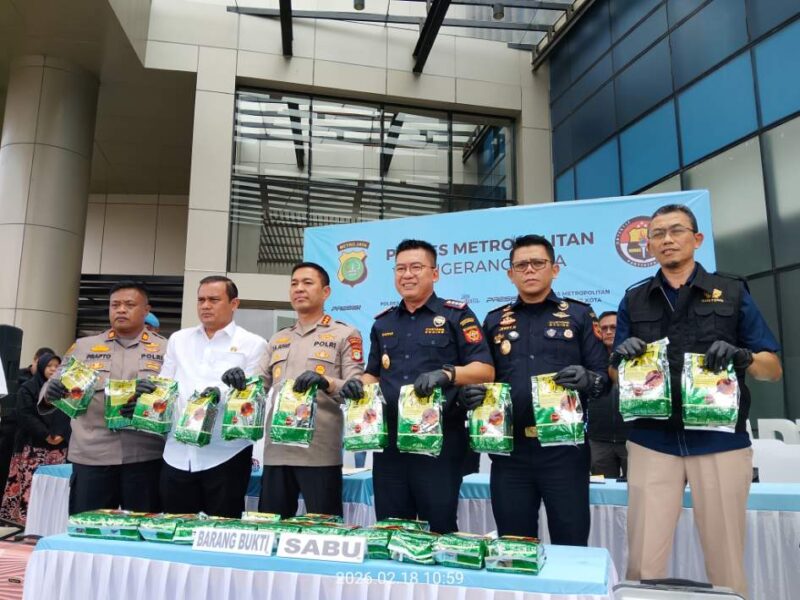 Foto: Kapolres Metro Tangerang Kota, Kombespol Raden Muhammad Jauhari Beserta Bea Cukai Pusat, Kasatnarkoba dan Kasie Humas AKP Prapto Lasono Saat Menunjukkan Barang Bukti Sabu Kepada Awak Media. 