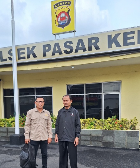 Foto: Law Firm SM & Partner Saat Mendatangi Polsek Pasar Kemis untuk Melaporkan Kasus Dugaan Penipuan Modus Gadai Kontrakan.