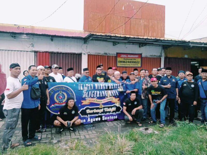 Foto: Usai Bagikan Takjil, Seluruh Anggota IWAK Yang Terlibat Berfoto Bersama.
