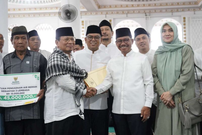 Foto: Wali Kota Tangerang, H. Sachrudin Bersama Gubernur Banten, Andra Soni Saat Safari Ramadan sekaligus menyerahkan Bantuan Masjid di Cipondoh.