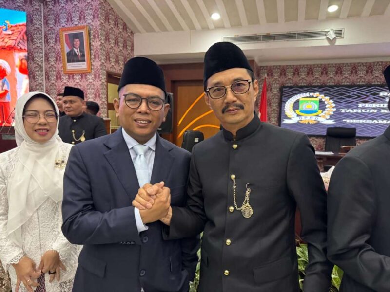 Foto: Wakil Ketua Fraksi PKB DPRD Kota Tangerang, Tasril Jamal, Saat Berfoto Bersama Gubernur Banten, Andra Soni. 