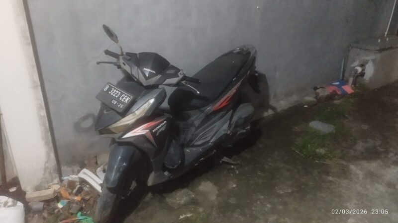 Foto: BB Unit Motor Pelaku Curanmor Saat Diamankan di Mapolsek Cipondoh. 