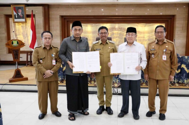 Foto: Wali Kota Tangerang, H. Sachrudin Saat Menyalurkan Dana Hibah Pembinaan Umat Secara Simbolis.
