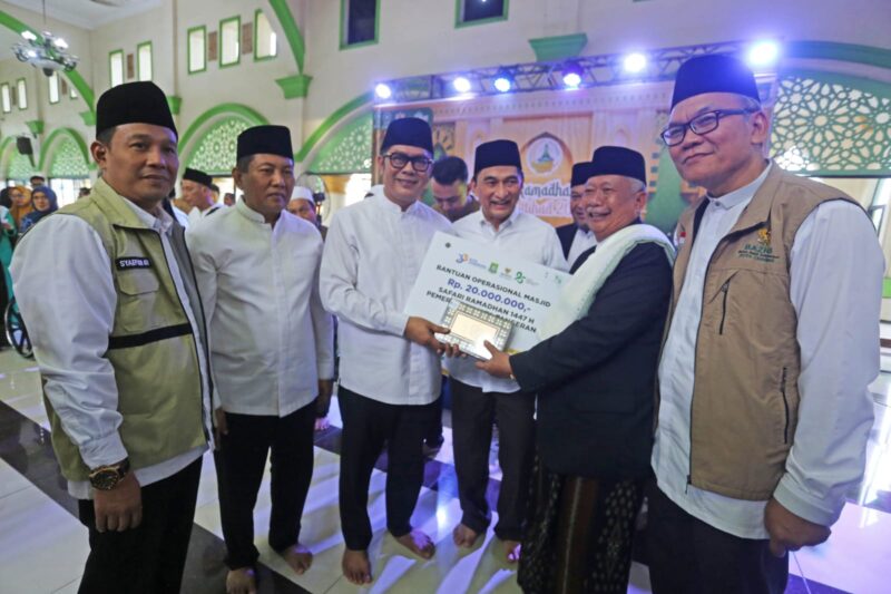 Foto: Wakil Gubernur Banten, H. Achmad Dimyati Natakusumah Bersama Wakil Wali Kota Tangerang, H. Maryono Hasan Saat Menyerahkan Bantuan Sosial Kepada Masyarakat. 