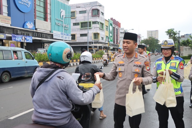 Foto: Kapolres Metro Tangerang Kota, Kombes Pol. Raden Muhammad Jauhari Saat Turun Langsung Bagikan Takjil Gratis ke Warga.