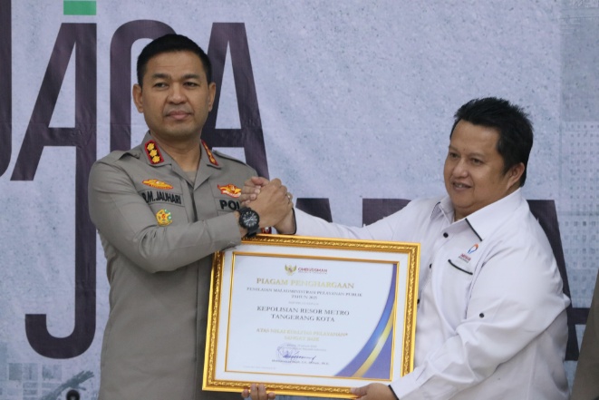 Foto: Kapolres Metro Tangerang Kota, Kombes Pol Raden Muhammad Jauhari Saat Menerima Penghargaan dari Ombudsman RI. 