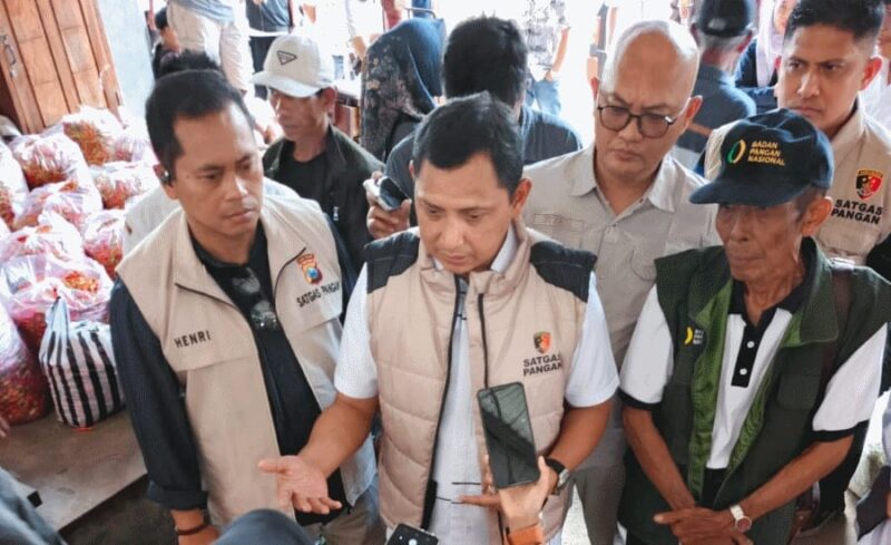 Foto: Kaposko Satgas Saber Pangan Pusat, Brigjen Pol Zain Dwi Nugroho bersama Tim Satgas Saber Pusat Saat Memberikan Keterangan Pers Usai Pimpin Sidak Pangan di Beberapa Wilayah di Jawa Timur. 