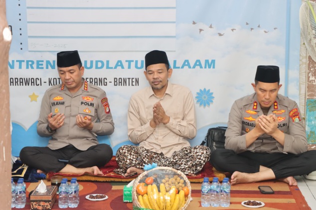 Foto: Kapolres Metro Tangerang Kota, Kombes Pol Dr. Raden Muhammad Jauhari bersama Wakapolres, AKBP Eko Bagus Riyadi Saat Menghadiri Acara Bukber Dengan PCNU.