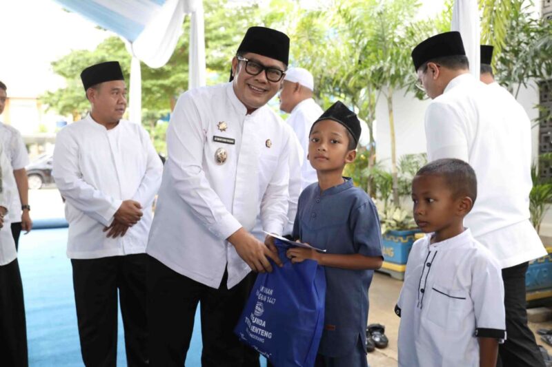Foto: Wakil Walikota Tangerang, H. Maryono Hasan Saat Menyerahkan Santunan dan Bansos Kepada anak Yatim yang Diselenggarakan Oleh Perumda Tirta Benteng.