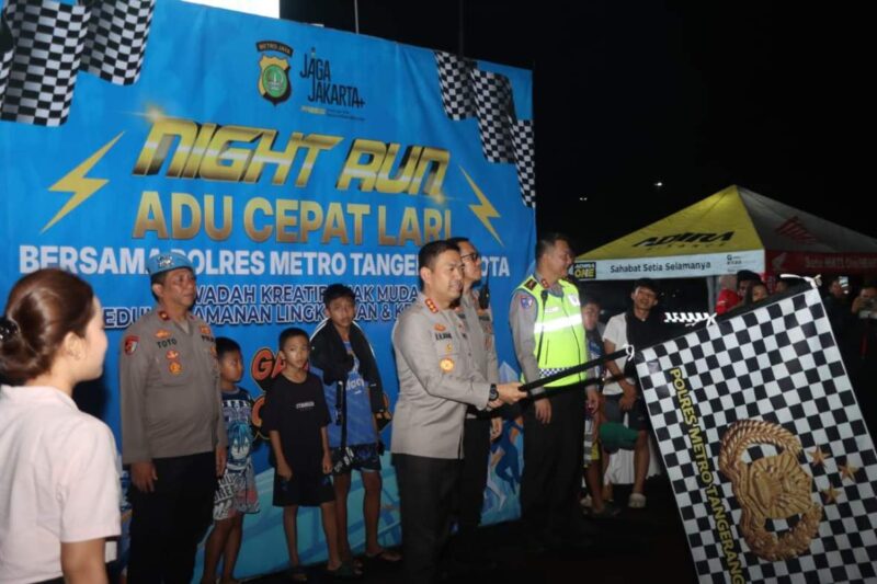 Foto: Kapolres Metro Tangerang Kota, Kombes Pol Raden Muhammad Jauhari Saat Memberikan Aba2 Kepada Peserta Nigh Run Polisi Vs Warga.