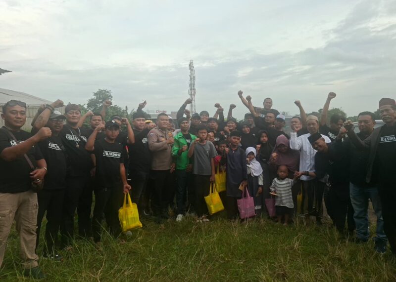 Foto: Grandong Community, Komunitas Lintas Hobi Mobil dan Motor Berfoto Bersama Usai Sukses Menggelar Kegiatan Ramadhan Dengan Buka Puasa Bersama dan Santunan Anak Yatim.