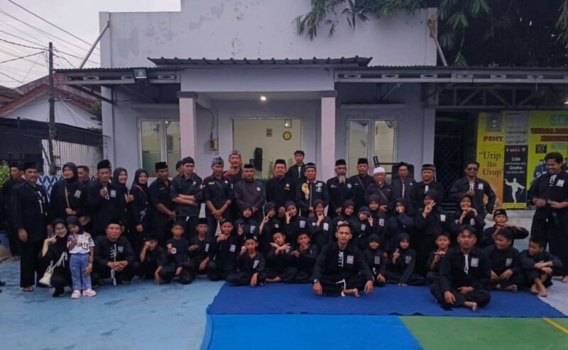 Foto: Usai Membagi Bagikan Takjil dan Buka Bersama Seluruh Warga PSHT Komisariat Taman Cibodas Berfoto Bersama.