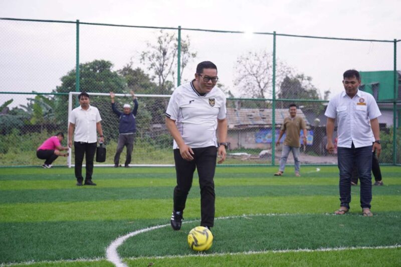 Foto: Wakil Wali Kota Tangerang, H. Maryono Hasan Saat Ngabuburit Main Futsal Bareng Karang Taruna Kecamatan Pinang.