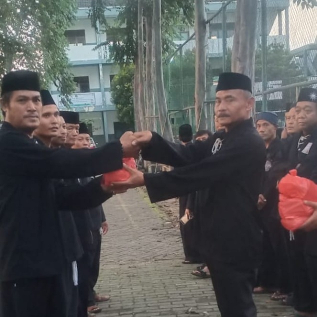 Foto: Ketua Ranting PSHT Jatiuwung, Mas Suparno Saat Pimpin Kegiatan Sosial Bagikan Takjil Gratis ke Warga.