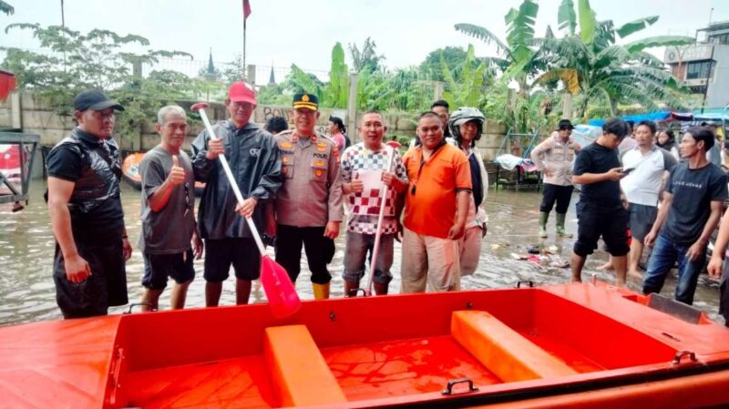 Foto: Kapolsek Jatiuwung, Kompol Rabiin, Saat Pimpin Evakuasi Warga Yang Terjebak Banjir di Periuk. 