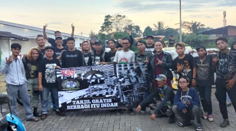 Foto: Usai Acara Berbagi takjil dan bukber Komunitas Subkultur Binong Street Punk (BSP) bersama brand merchandise ternama Still the Boots Punk Merchandise Berfoto bersama. 