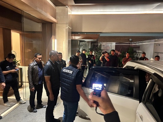 Foto: Satreskrim Polres Metro Tangerang Kota Saat Menjemput Tersangka Kasus PTSL di Bandara Kualanamu Medan. 