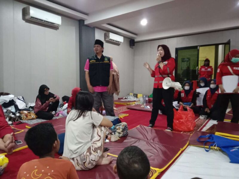 Foto: PMI Kota Tangerang Saat Memberikan Layanan Kesehatan dan Edukasi Penyakit bagi Pengungsi Banjir di Kecamatan Periuk. 