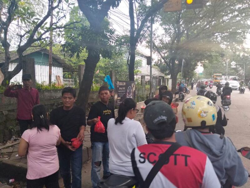 Foto: Geralldin Pabuaran Tumpeng Saat Membagi Bagikan Takjil Gratis. 