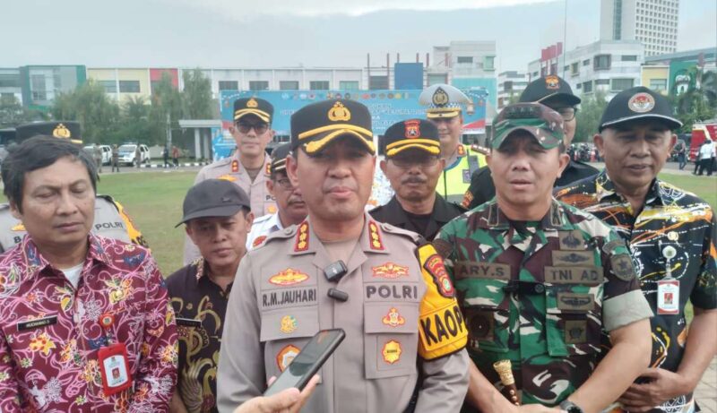 Foto: Kapolres Metro Tangerang Kota, Kombes Pol Dr. Raden Muhammad Jauhari Saat Memberikan Keterangan Pers Usai Pelaksanaan Apel Gelar Pasukan Ops Kepolisian Terpusat Ketupat 2026.