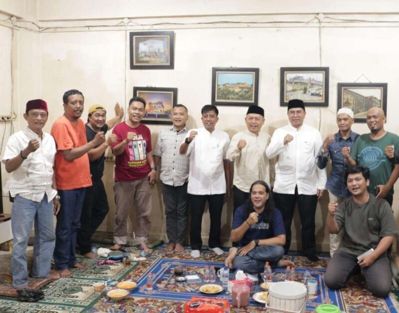 Foto: Direktur Umum Perumda Tirta Benteng Tommy Herdiansyah  dan Jajaran Berfoto Bersama Wartawan Pokja Usai Acara Buka Bersama. 
