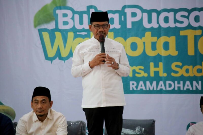 Foto: Wali Kota Tangerang, H.Sachrudin saat menghadiri kegiatan silaturahmi sekaligus buka puasa bersama Forum Silaturahmi Pondok Pesantren (FSPP) Kota Tangerang, yang digelar di Graha Santri 2210, Jumat (13/03/2026).