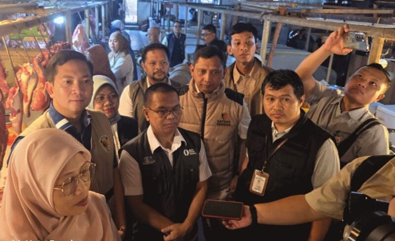 Foto: Deputi Ketersediaan dan Stabilisasi Pangan Bapanas RI, I Gusti Ketut Astawa didampingi Kaposko Satgas Brigjen Pol Zain Dwi Nugroho Saat Memberikan Keterangan Pers Usai Sidak Beberapa Pasar Dibandung. 