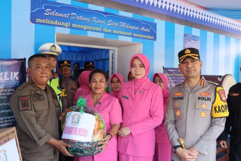 Foto: Bhayangkari Peduli Didampingi Kapolres Metro Tangerang Kota, Kombes Pol Dr. Raden Muhammad Jauhari Saat Menyerahkan Bantuan di Salah Satu Posyan Ops Ketupat Jaya 2026.